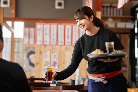 店員さんがお客様に飲み物を渡す