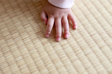 畳の上の赤ちゃんの手