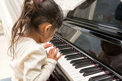 こども音楽教室でピアノを弾く女の子