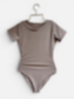 Miniatura: Bodies casuales para mujer Verbena de dPAOL en café claro. Textil inteligente de alta ingeniería.