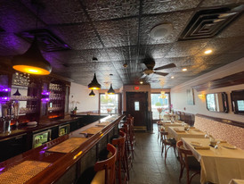 Cinnamon Grill. Bar.