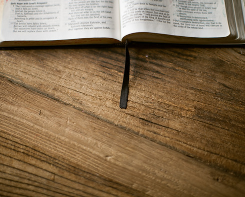 edge_of_an_open_bible_lying_on_a_wood_table-5616x3744.jpg
