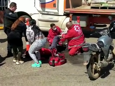 MOTOCICLISTA SE IMPACTA CONTRA UNA CAMIONETA