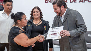 ENTREGA ISMAEL BURGUEÑO APOYOS ECONÓMICOS A LA CIUDADANÍA Y A ORGANISMOS DE LA SOCIEDAD CIVIL