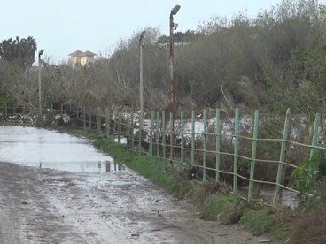 FAMILIAS SE QUEDAN SIN SALIDA EN EL ĆREA EL DESCANSO DEBIDO AL ARROYO
