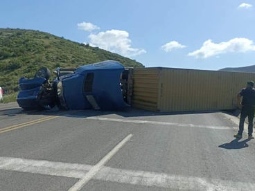 TRĆILER SE VOLTEA EN CARRETERA TECATE - ENSENADA