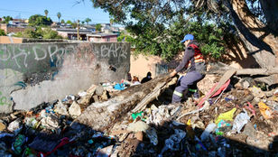 RETIRA GOBIERNO DE TIJUANA MÁS DE 60 TONELADAS DE BASURA Y ESCOMBROS EN COLONIAS DE LA CIUDAD