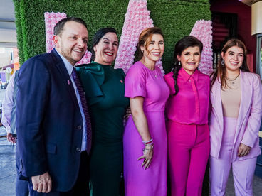 PRESENTA MARINA DEL PILAR CASACA CONMEMORATIVA DE ĆGUILAS DE MEXICALI EN LA LUCHA CONTRA EL CĆNCER