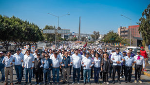 BURGUEÑO ENCABEZA DESFILE DEL DÍA DEL TRABAJO EN TIJUANA