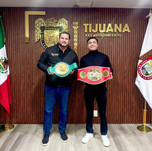 RECIBE ISMAEL BURGUEÑO AL TIJUANENSE JOSÉ “CHAPULÍN” SALAS, CAMPEÓN MUNDIAL GALLO DE LA FEDERACIÓN INTERNACIONAL DE BOXEO