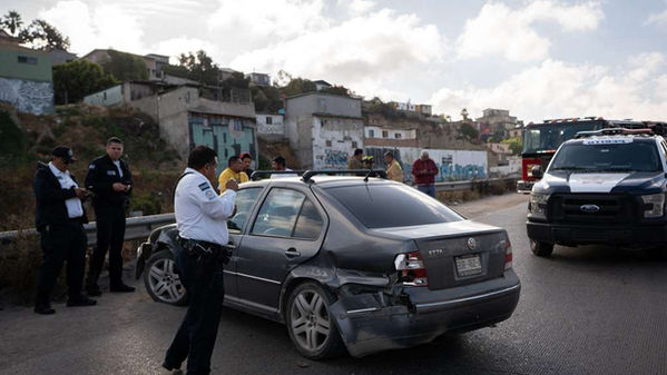 AUTO SE ESTRELLA CONTRA MURO EN ROSAS MAGALLÓN TRAS FALLA MECÁNICA
