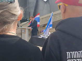 פרידה מסותטיאק רינתלאק בעודו מובא למנוחת עולמים בארצו