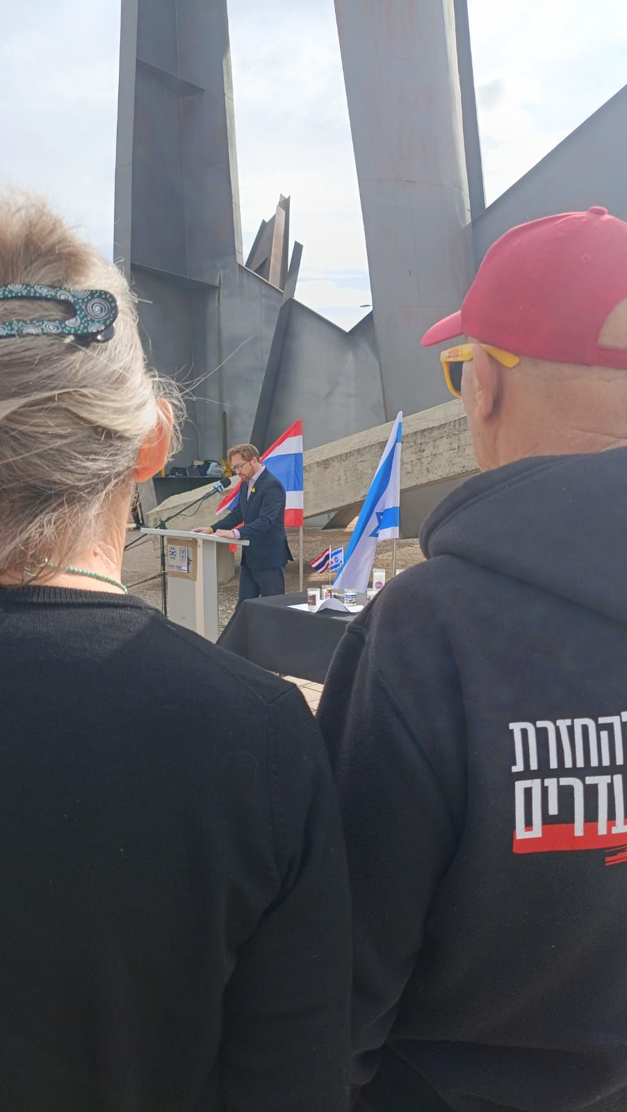 פרידה מסותטיאק רינתלאק בעודו מובא למנוחת עולמים בארצו