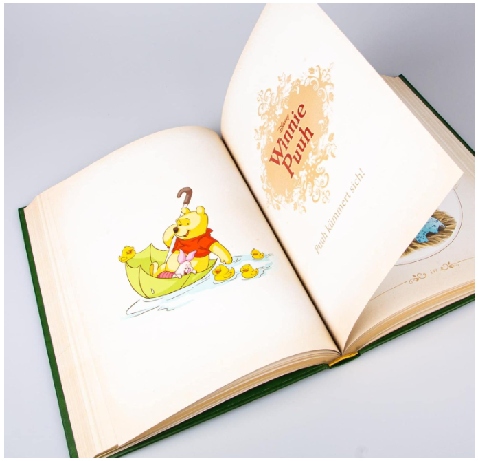 Aufgeschlagenes Winnie Puuh Buch mit Illustrationen