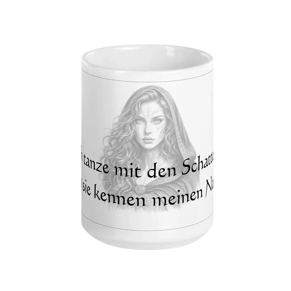 Weiße Tasse mit Frauenporträt und deutschem Textaufdruck.