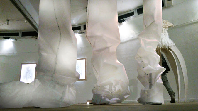 עמודי אור - תקרת זכוכית.jpg