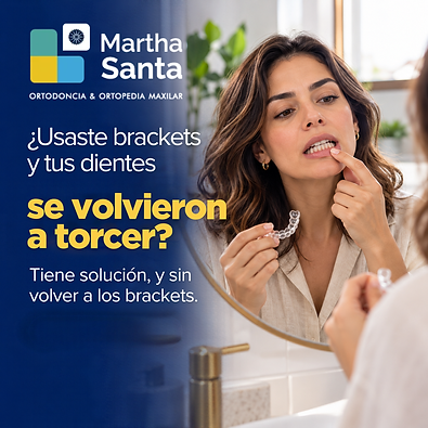 Mujer frente al espejo revisa sus dientes con alineador; anuncio de ortodoncia Martha Santa sobre brackets torcidos.