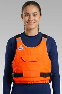 una chica utilizando un chaleco salvavidas recreativo de la marca SHARKS