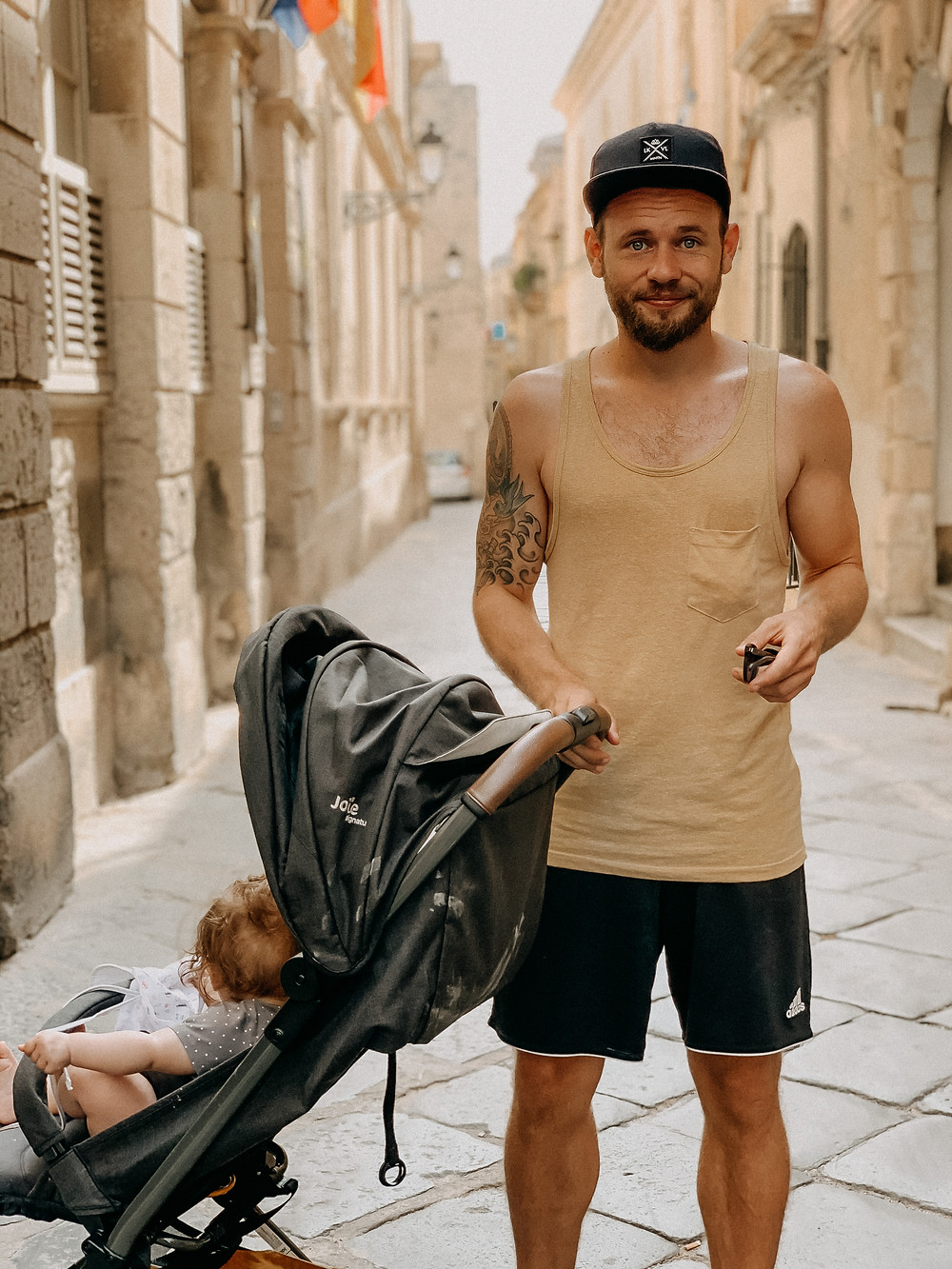 Papa mit Reisebuggy