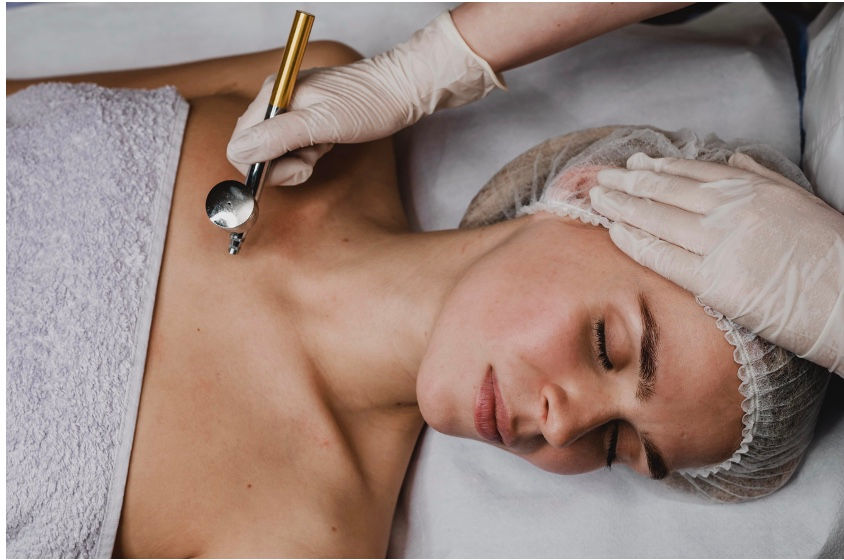 Our DermaJem Hydrodermabrasion Facial is a gentle yet powerful treatment designed to nourish, hydrate, and restore balance to sensitive or compromised skin.