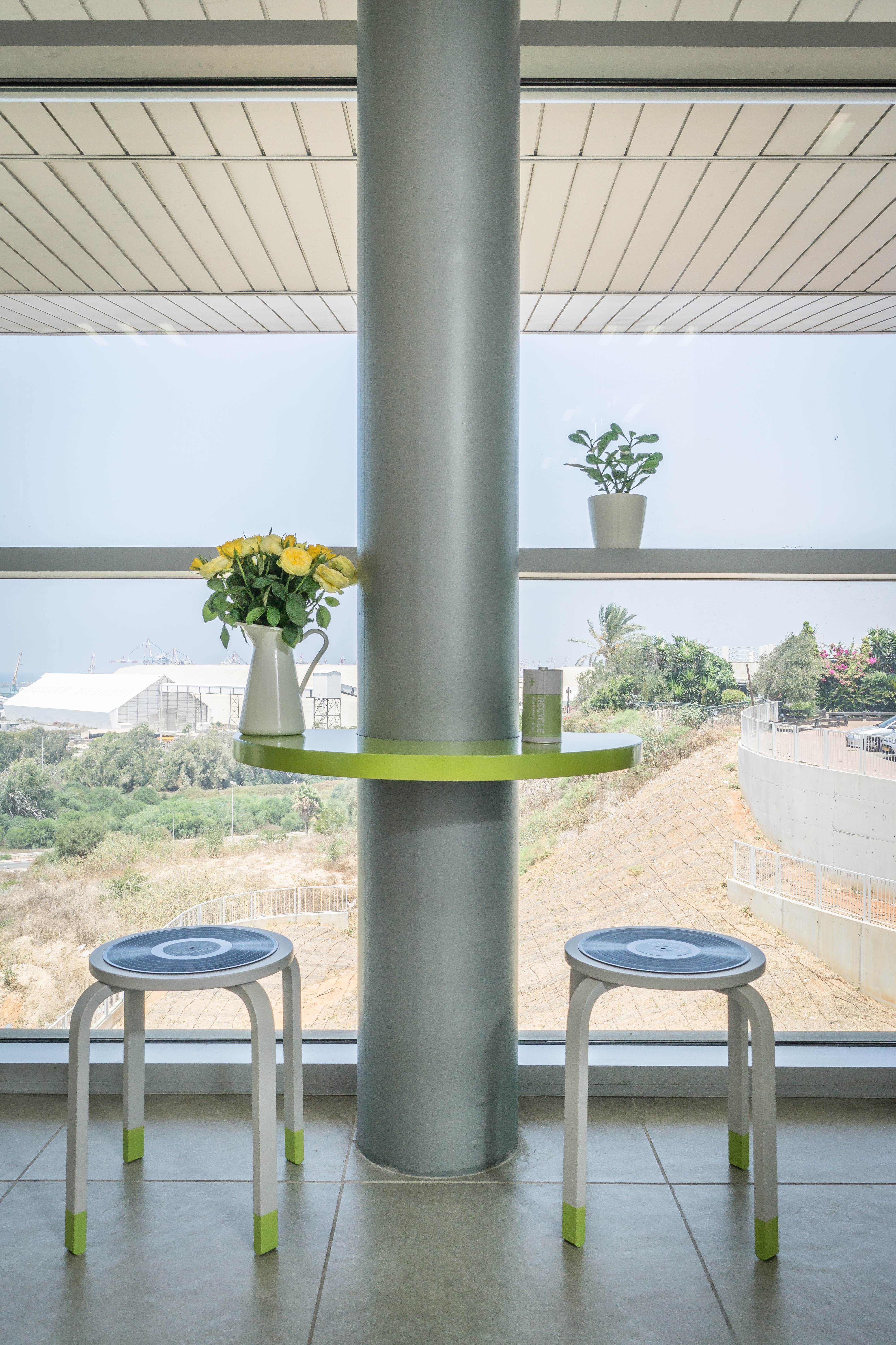 פינת ישיבה במסדרון משרד