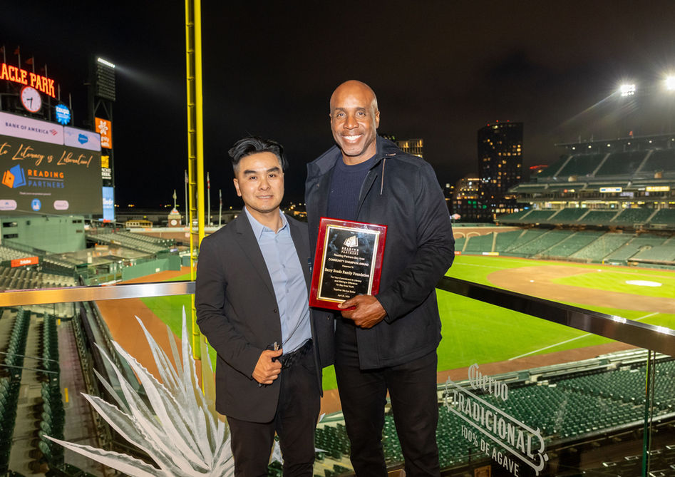 Barry Bonds receives award at Oracle Park
