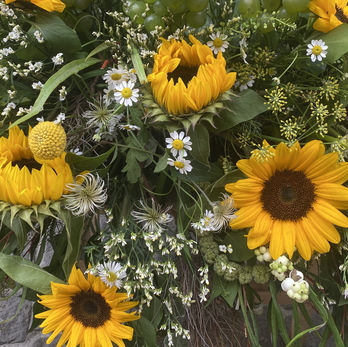 Tournesols et fleurs sauvages, arrangement floral vibrant