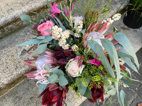 Magnifique bouquet: roses, proteas, eucalyptus