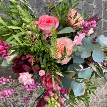 Magnifique bouquet de fleurs roses, rouges et pourpres
