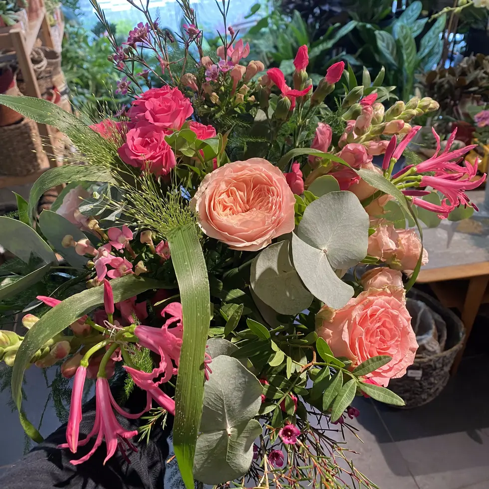 Bouquet de fleurs roses et corail, roses, verdure