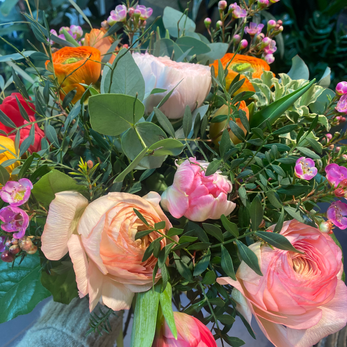 Magnifique bouquet printanier: roses, tulipes et feuillage