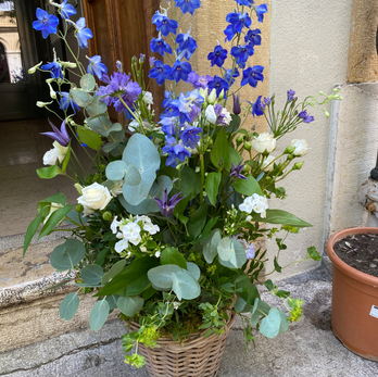 Panier de fleurs bleues et blanches pour deuil