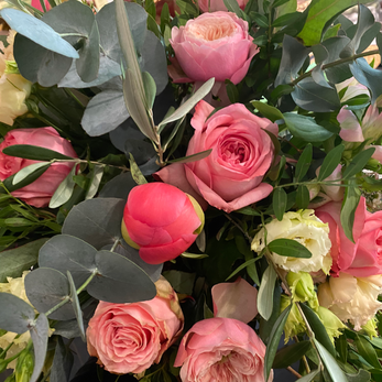 Magnifique bouquet de roses, œillets et eucalyptus