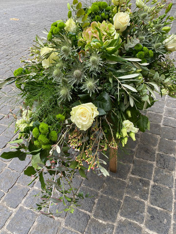 Couronne funéraire : roses blanches et verdure