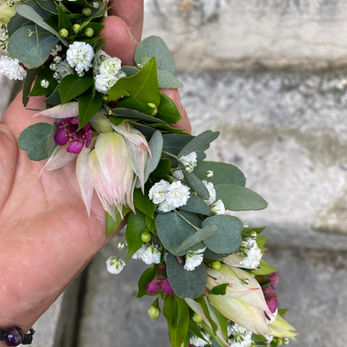 Couronne florale élégante, fleurs blanches et roses, verdure