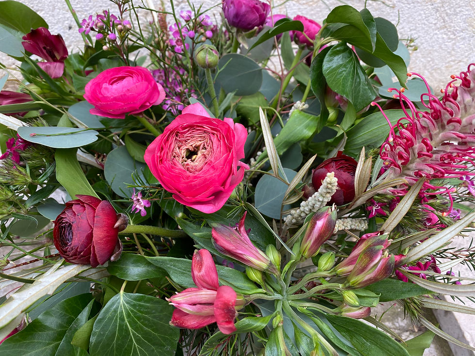 Magnifique bouquet : roses, pivoines et feuillage luxuriant