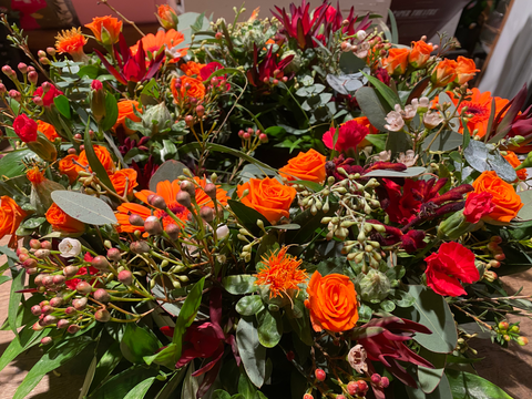 Couronne funéraire aux roses et fleurs oranges