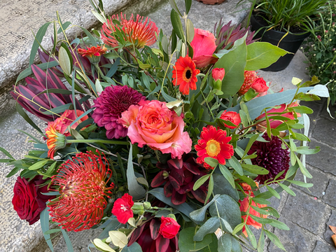 Magnifique bouquet rouge et orange : roses, gerberas, et proteas