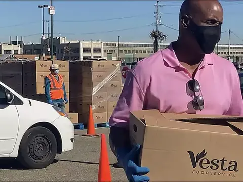 Barry Bonds helps distribute food from the San Francisco-Marin food bank