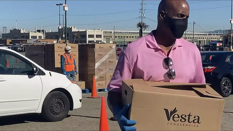 Barry Bonds helps distribute food from the San Francisco-Marin food bank