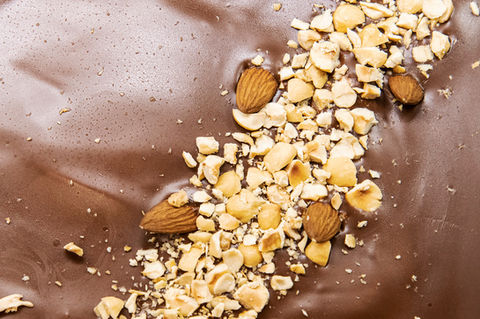Cioccolato fondente con mandorle e nocciole tritate