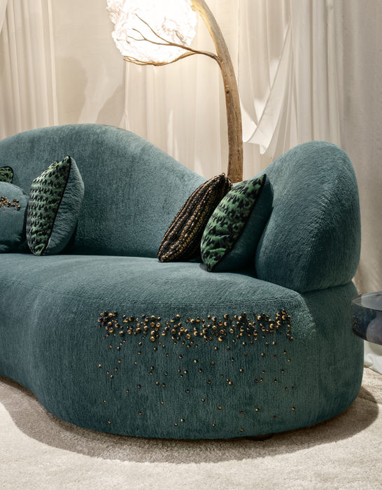 Curvaceous sofa detail with hardwood structure
upholstered in fabric with decorative pearls
on the two external corners.
Decorative pillows in different dimensions.