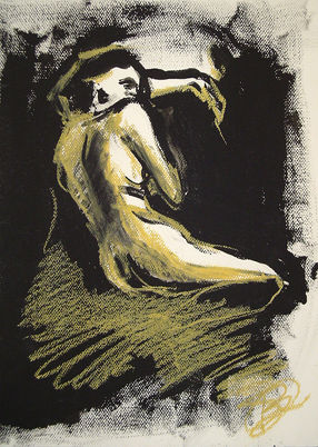 Disegno a carboncino di una figura umana in posa seduta, con sfondo nero e dettagli in giallo