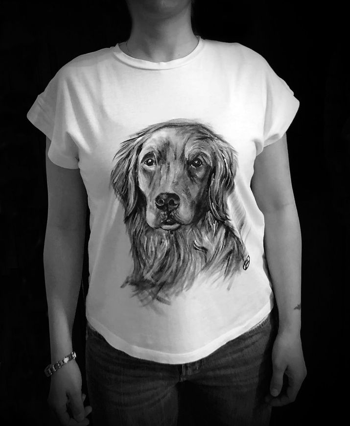 Donna con una maglietta che mostra un cane Golden Retriever dipinto in bianco e nero
