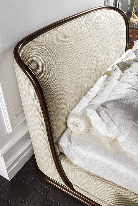 Upholstered king size bed in jacquard fabric with wooden frame.