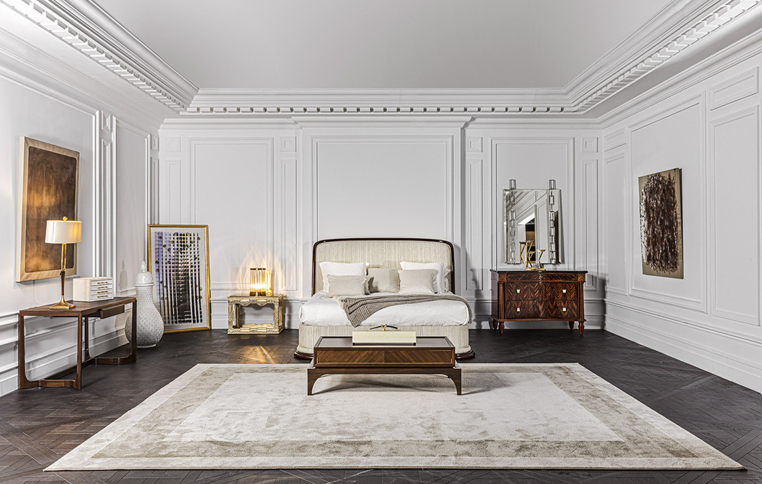 Upholstered king size bed in jacquard fabric with wooden frame.
