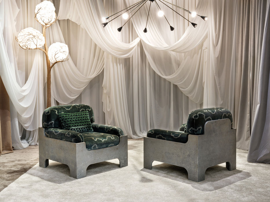 Armchair with a wooden base featuring an artistic finish crafted using different types of sand and a silver color. The finish can be customized in different colors.