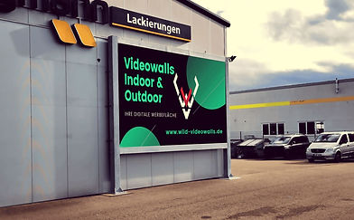 Digitale Plakatwand und LED Videowand P4.81 an einer Gewerbehalle.