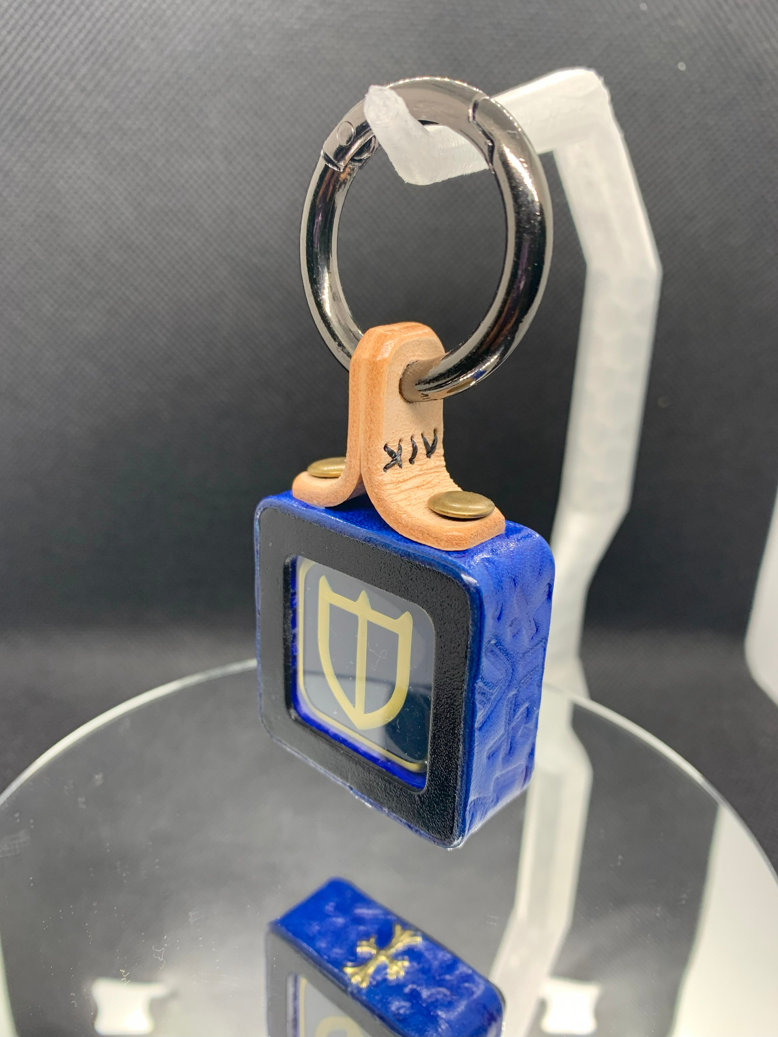 ピンバッジキューブホルダー(青黒)