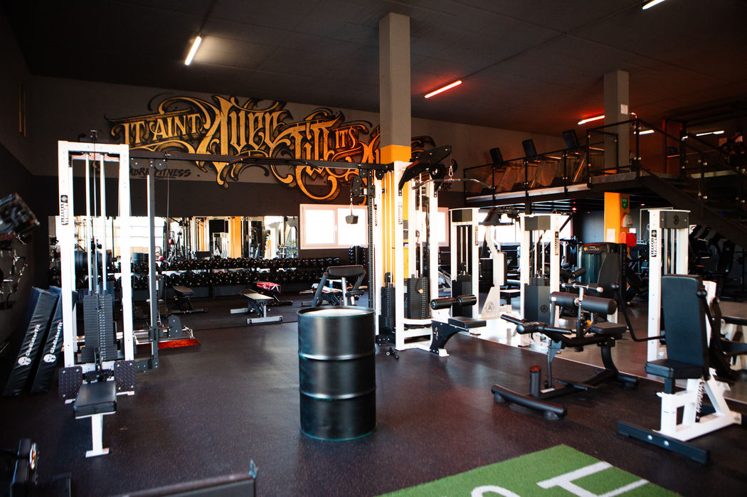 Salle de sport moderne avec équipement de musculation